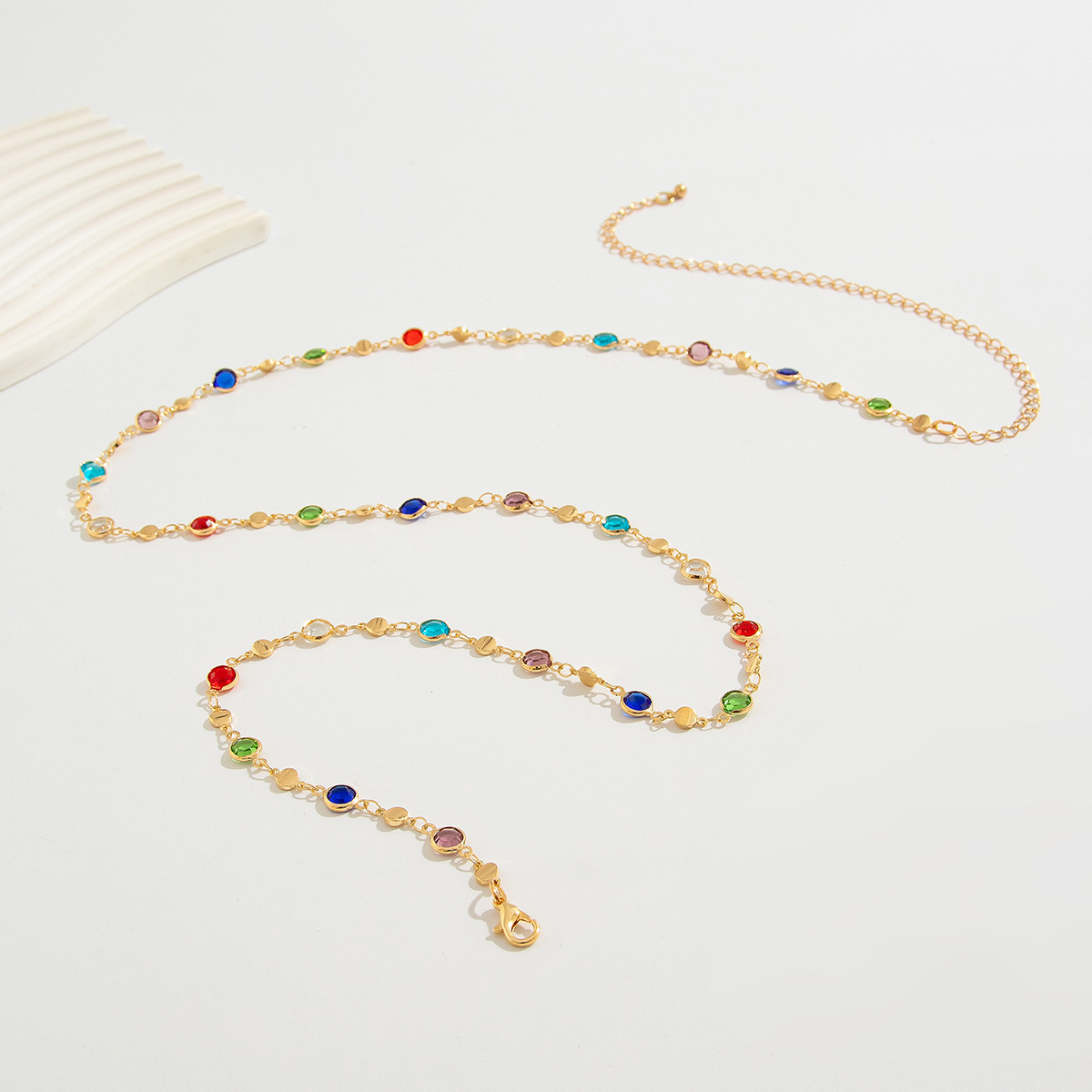 Prosty, kolorowy, geometryczny – Body Jewelry Ends recenzja i cena